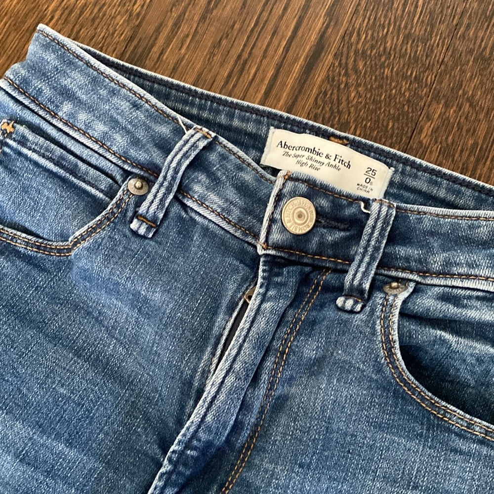 Abercrombie & Fitch. The Super Skinny Ankle. High Rise. Curve Love 25/0S. - Picture 2 of 6